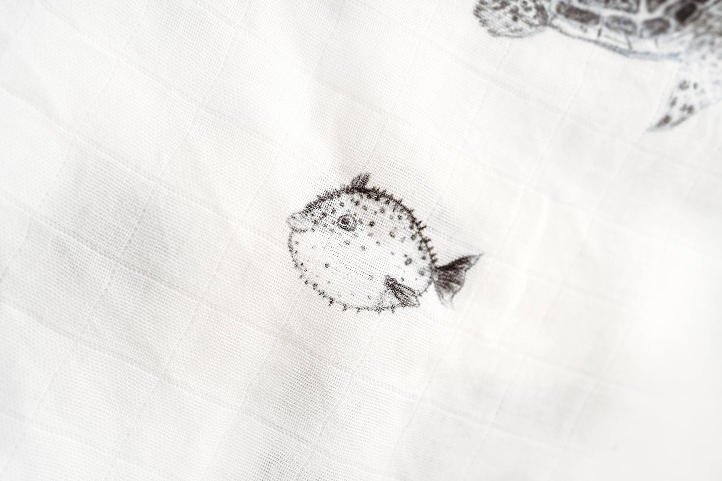 Into the ocean - Turtle-fish-coral muslin blanket
