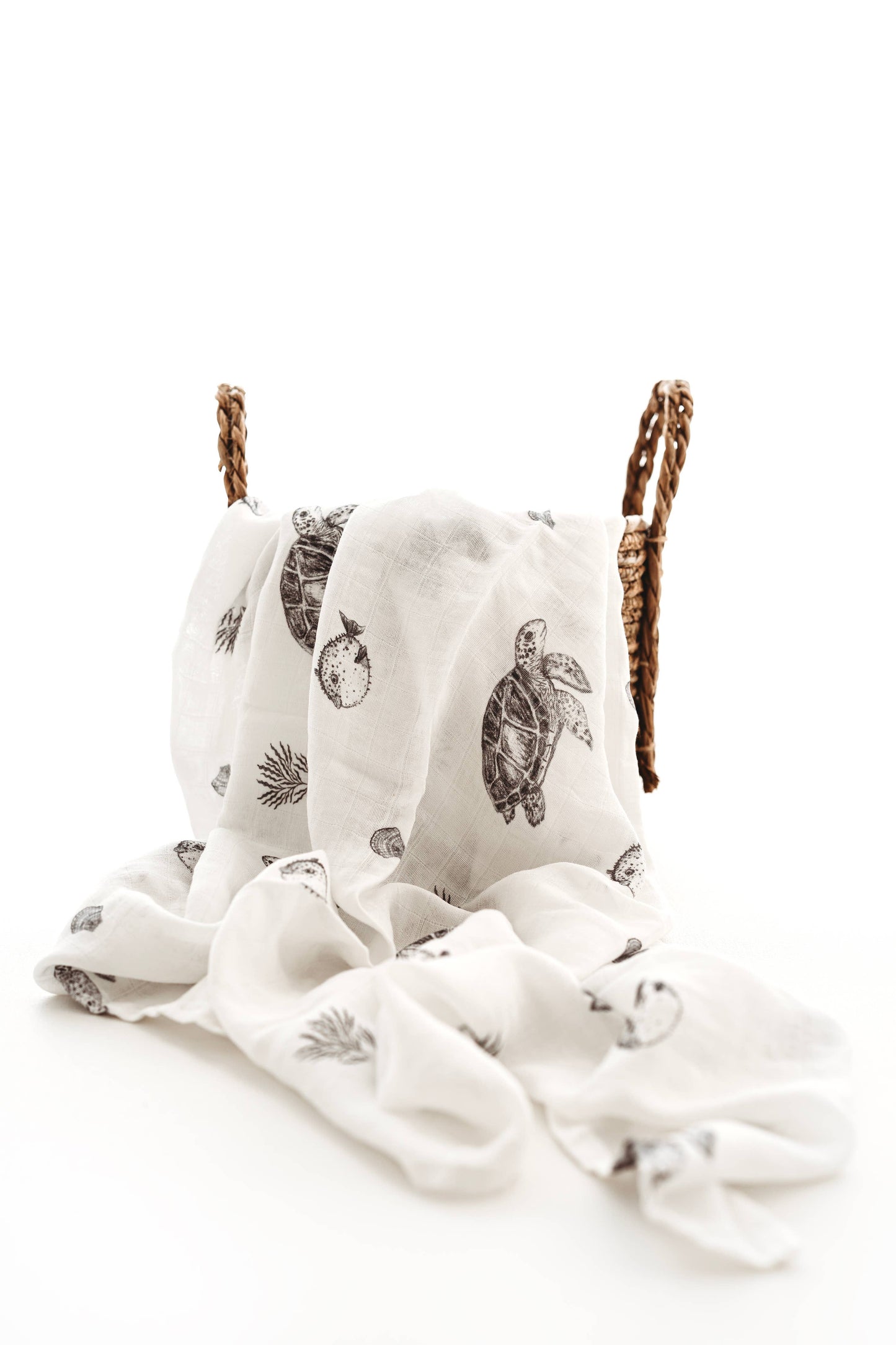 Into the ocean - Turtle-fish-coral muslin blanket