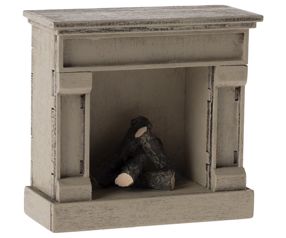 Maileg - Fireplace. Mouse. Off-white.