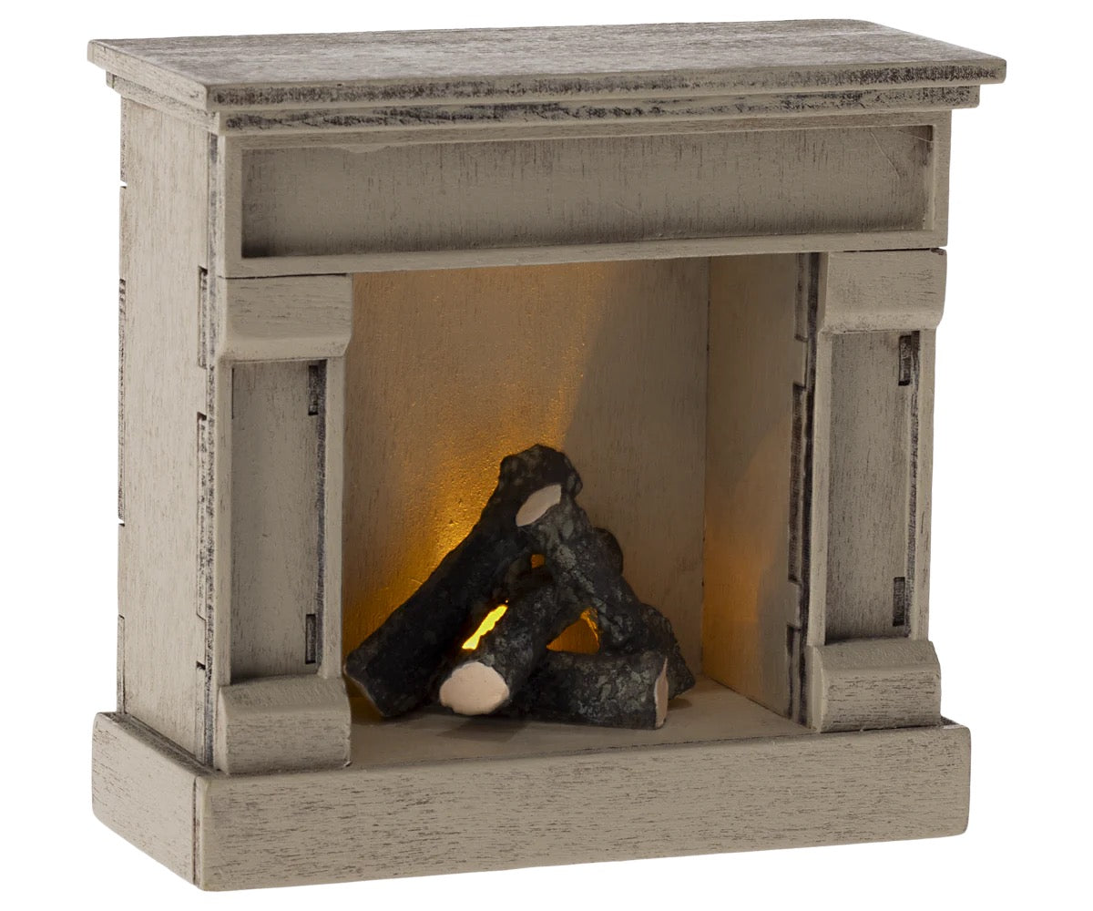 Maileg - Fireplace. Mouse. Off-white.