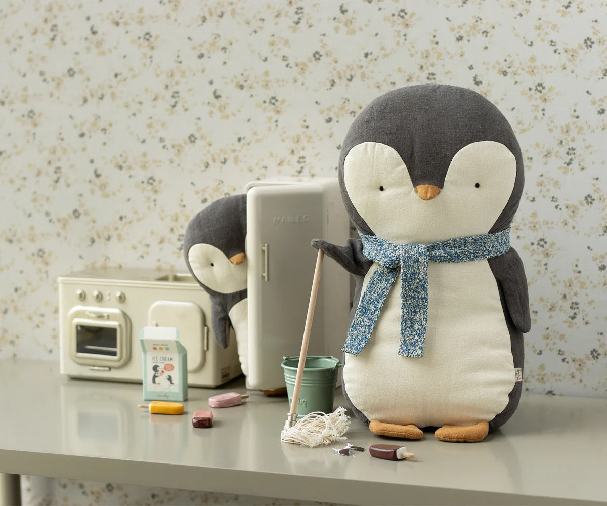 Maileg - Penguin with scarf.