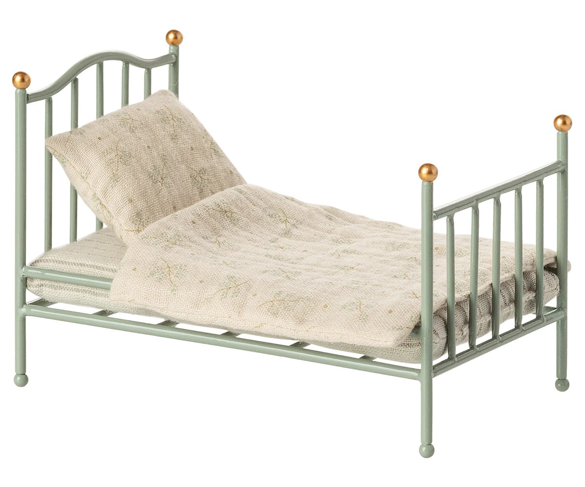 Maileg. Vintage metal bed.