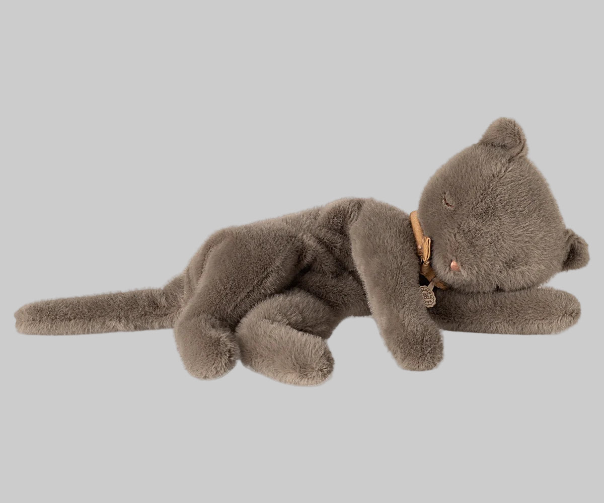 Maileg. Sleeping kitten. Plush. Grey.
